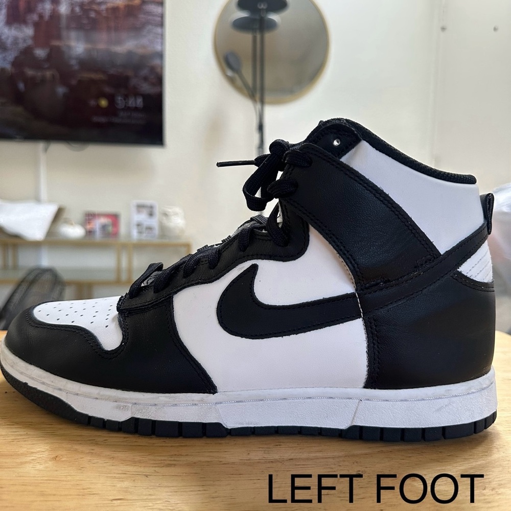 Nike Womens Black and White Sneakers - Picture 3 of 8